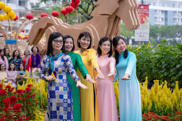 Áo Dài Dạo Bước Đường Hoa